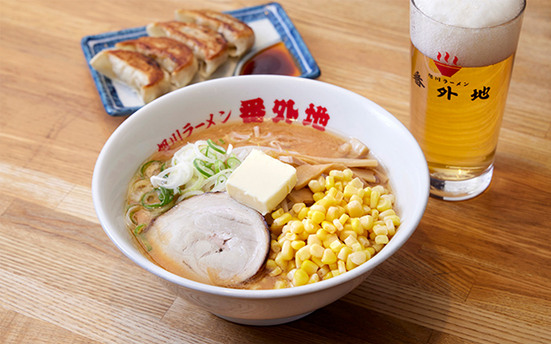 昭和43年創業の老舗ラーメン店。当初からの味を守り続け、古くからのお客様も多い。定番の味噌ラーメンや野菜が沢山のっている野菜ラーメン、手作り餃子もラーメンとのセットメニューがある。そんな中、新メニューに力を入れ始め、八重洲地下街にはこれまでにない辛いラーメン番辛ラーメンや夕方限定ではカレーラーメン等も目を引くメニューとなっている。