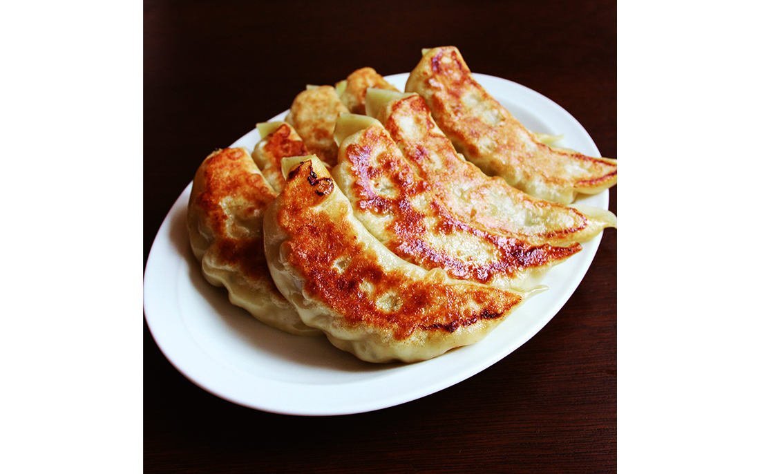 ちょもらんまのごとく愛は大きく、果てしなく！ボリューミーな大餃子をはじめ、バリエーション豊かな酒肴を揃えた楽しい中華酒場。それでいて女性も入りやすいのが特徴です。会社帰りにサクッと一杯どうぞ。