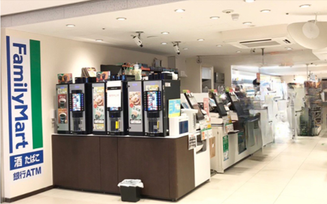 あなたと、コンビに、ファミリーマート。 お客さまの気持ちに一番近い、なくてはならない「コンビに」なることを宣言します。