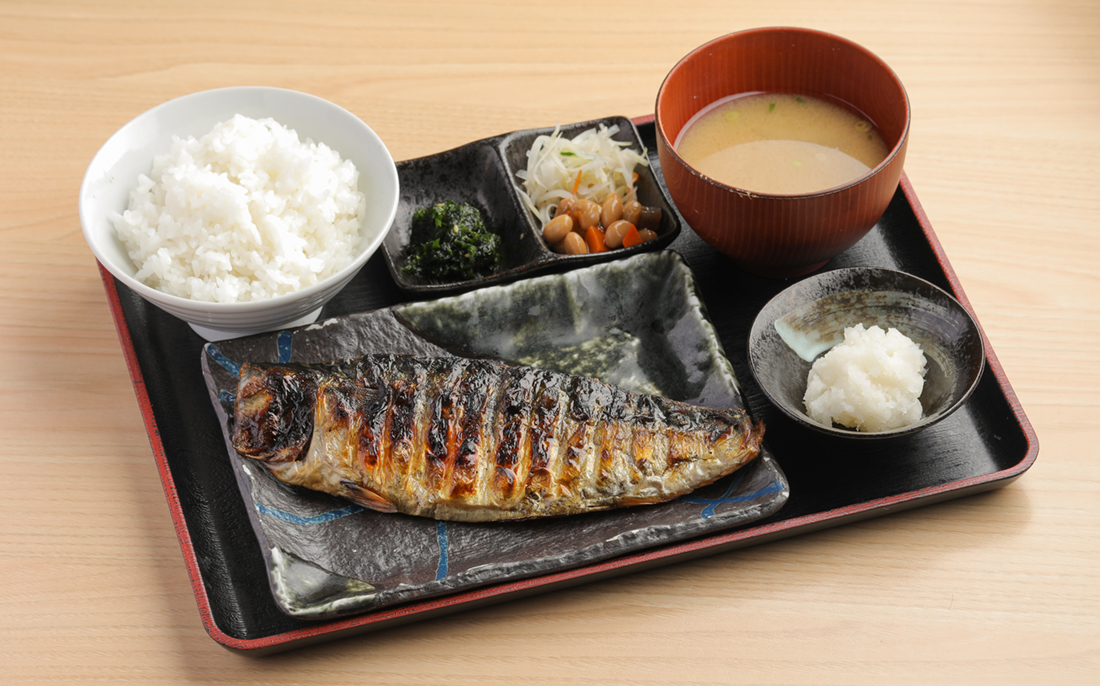※5/24 オープン<br>うまい魚を食べたいなら「ひもの野郎」。旨味の凝縮した「灰干し」の干物を昼はお得な定食で、夜は50種類以上を揃えたこだわりの日本酒とともにお楽しみください。